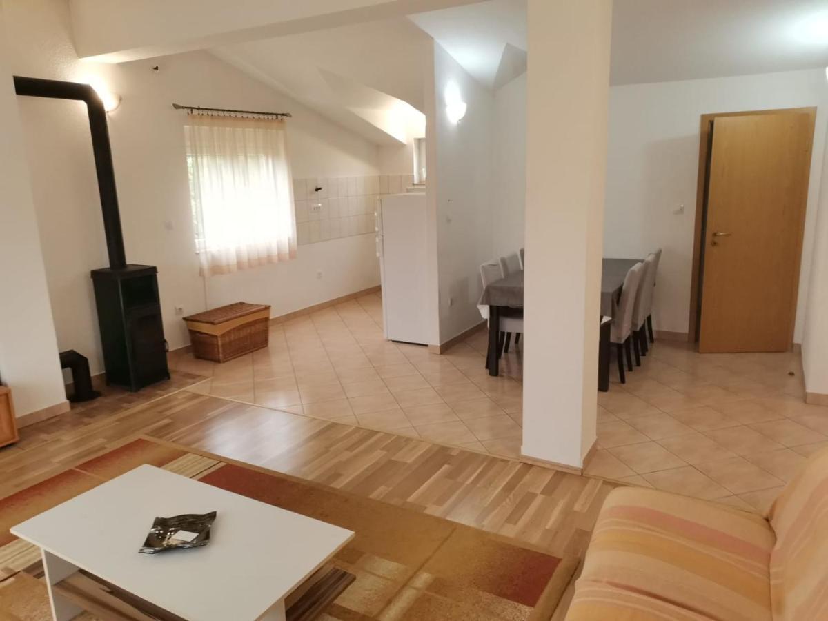 Trilj Apartman Jurika Exterior photo
