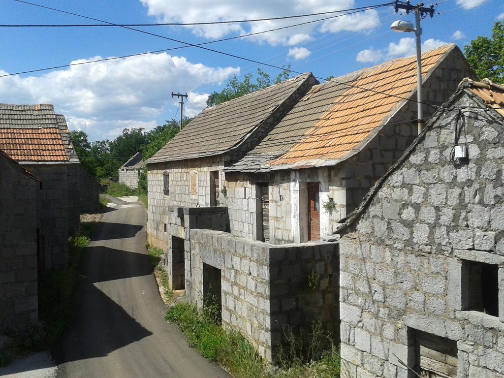 Trilj Apartman Jurika Exterior photo
